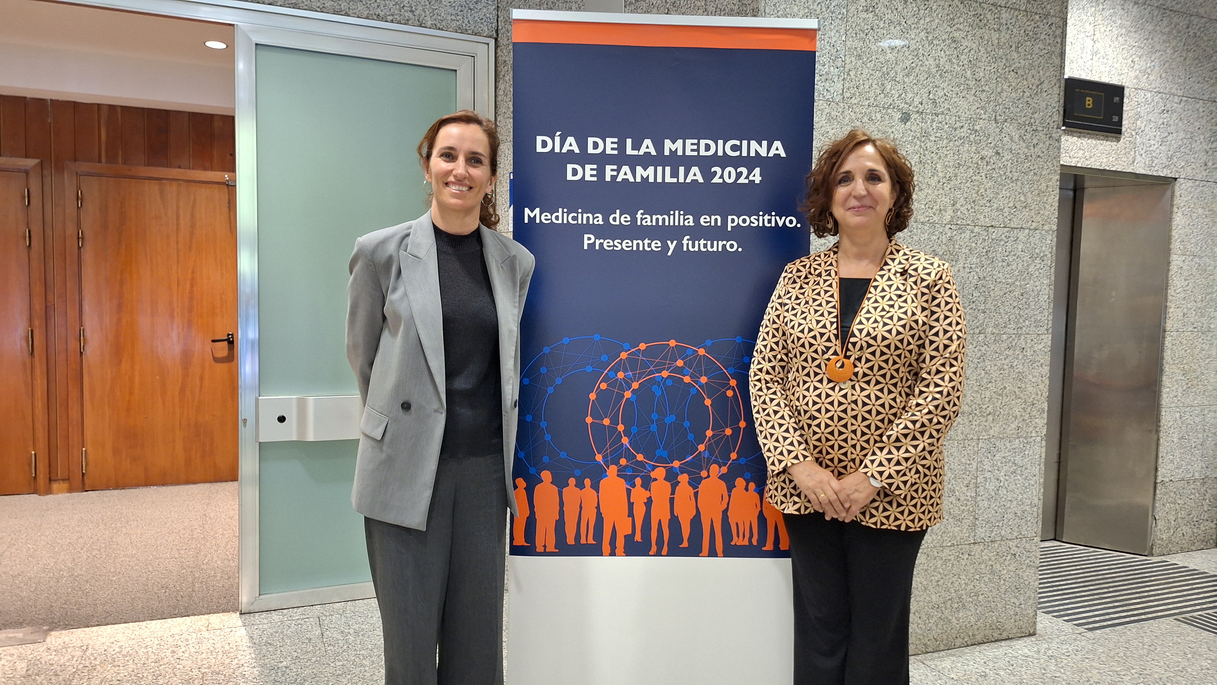 La Ministra de Sanidad, Mónica García, junto a Remedios  Martín, presidenta de la semFYC.